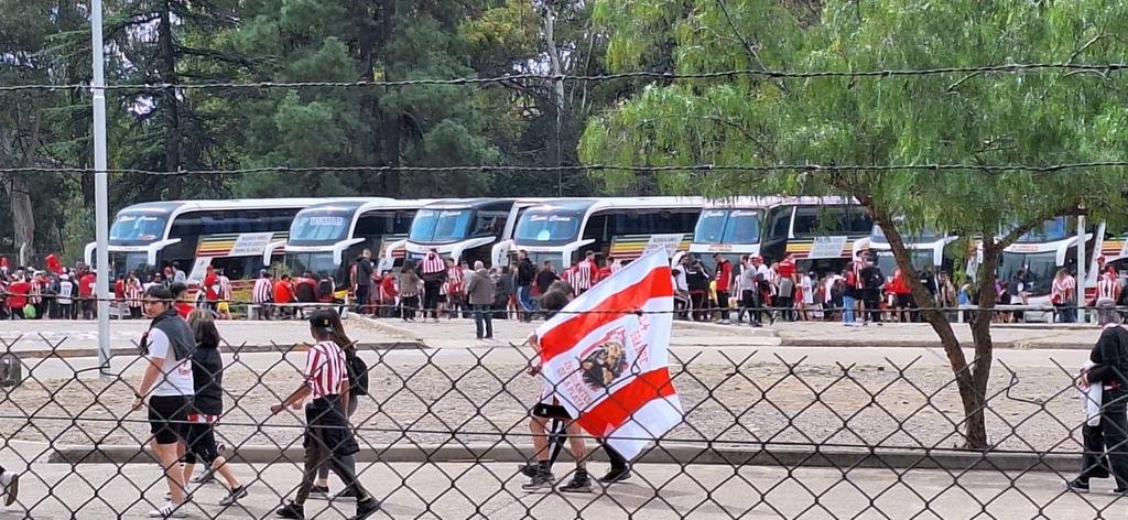 Los hinchas buscan bondis grandes por todos lados