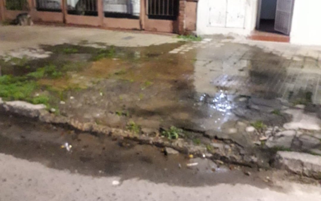 Bronca por una pérdida de ABSA en un barrio de La Plata y la cuestión de la "suerte"