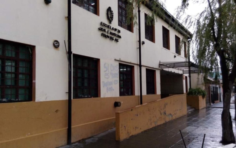 Roban y vandalizan una escuela en Bernal Oeste