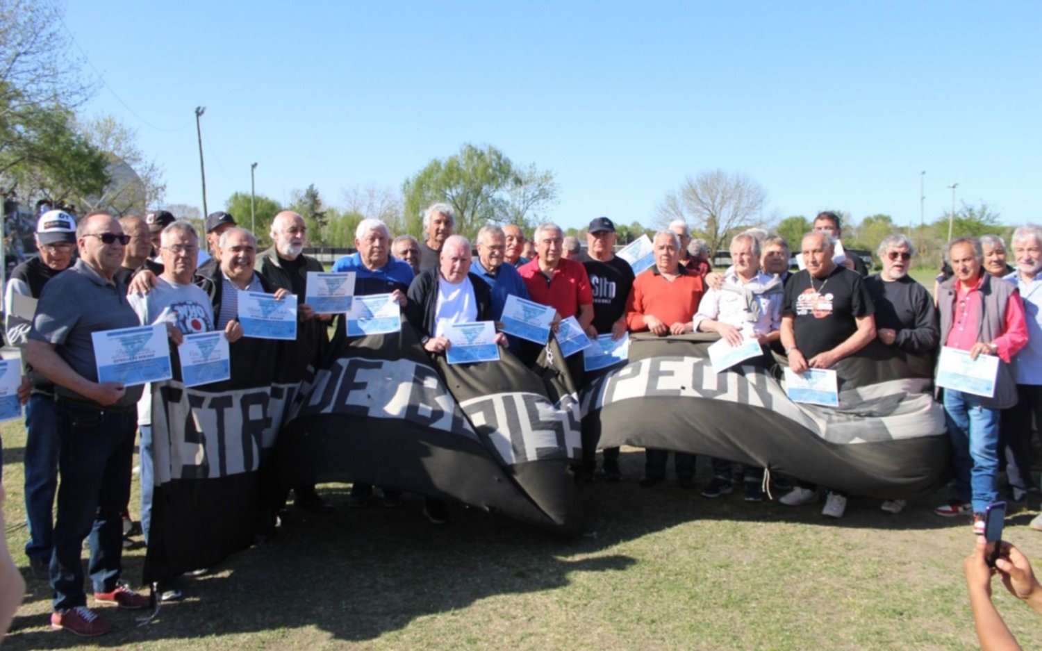 Reconocimiento a "camadas" de la Liga Amateur Platense: emoción y nostalgia en Estrella de Berisso