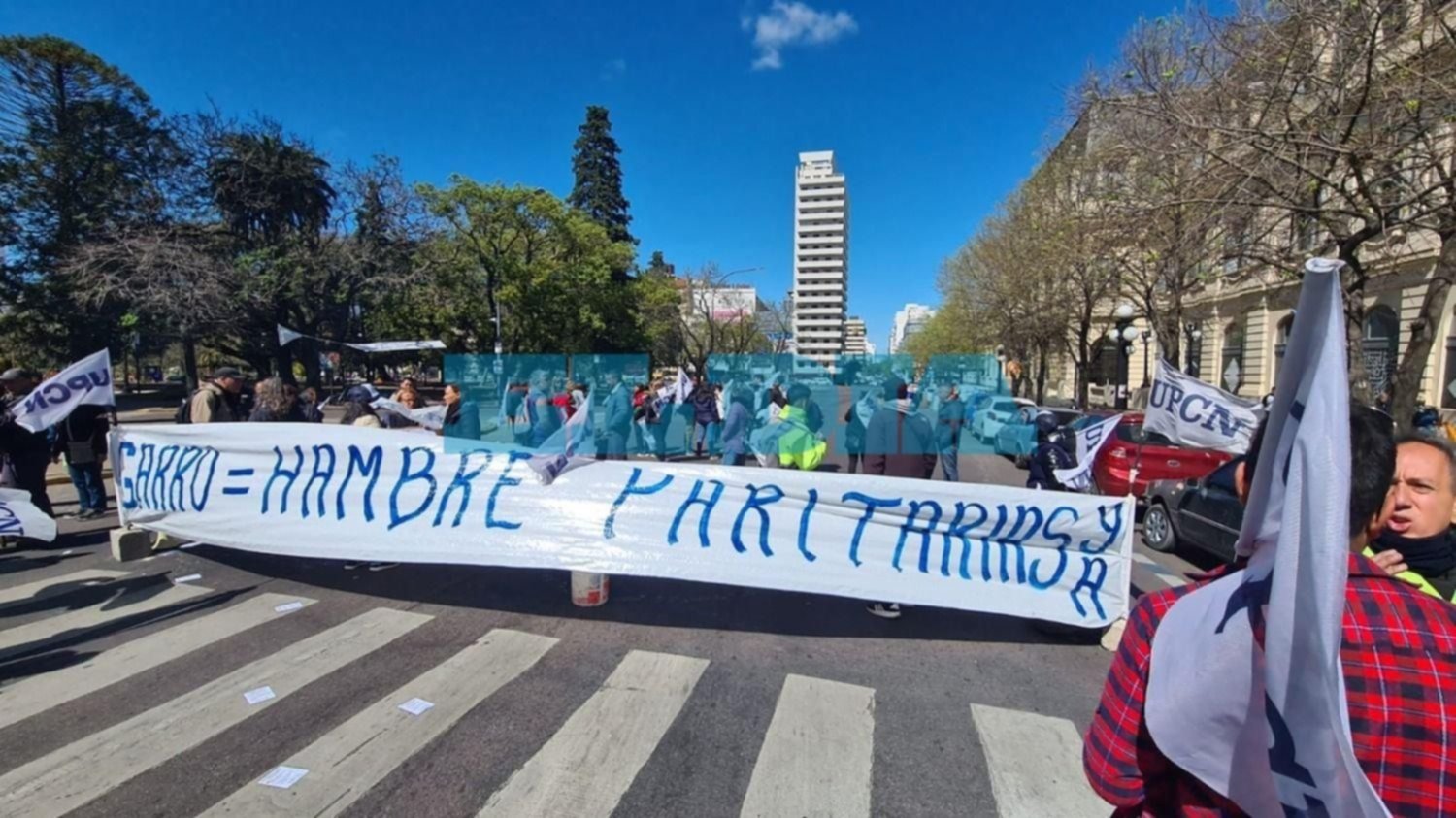 Municipales de paro por 72 horas y hacen piquete en pleno centro de La Plata: caos de tránsito
