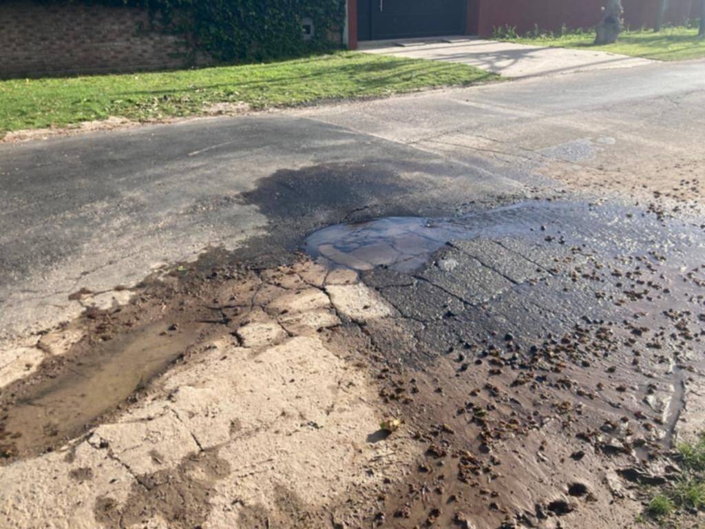 Reclamo por una pérdida que provocó un pozo, la "emparcharon" pero ahora se mete agua a las casas
