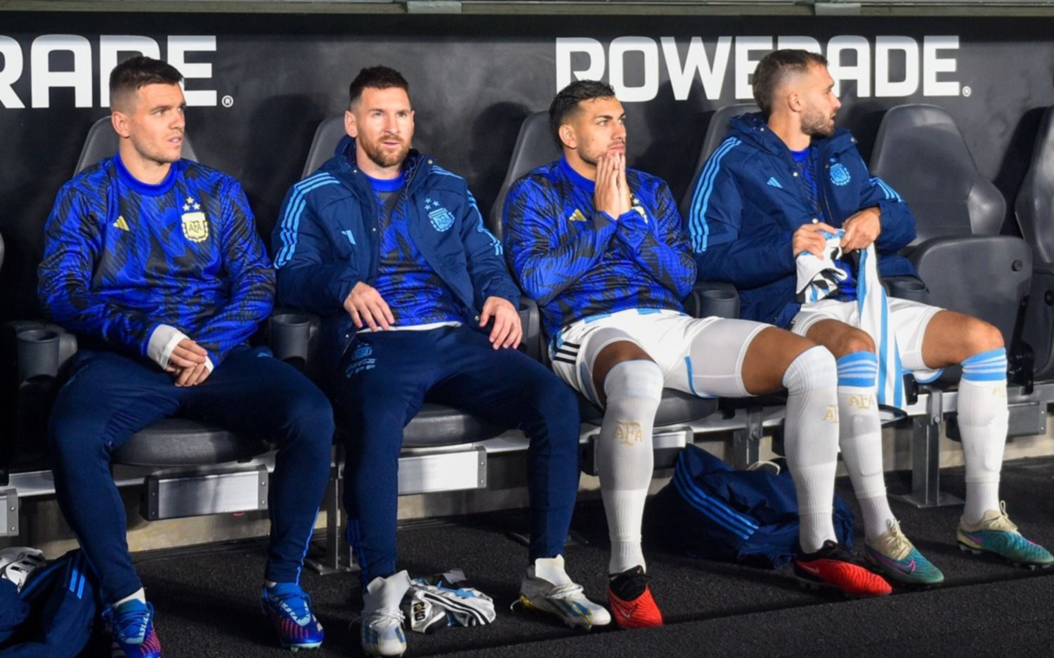 Lionel Messi sentado en el banco en Argentina vs Paraguay