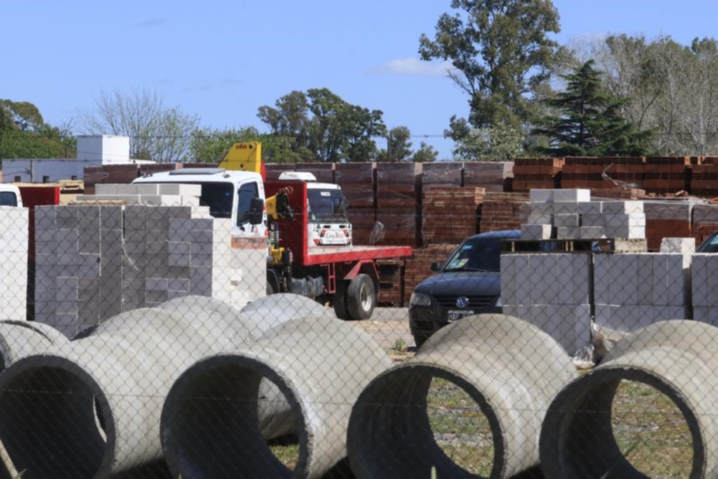 Corralones entreabiertos en La Plata: faltan precios y controlan el stock