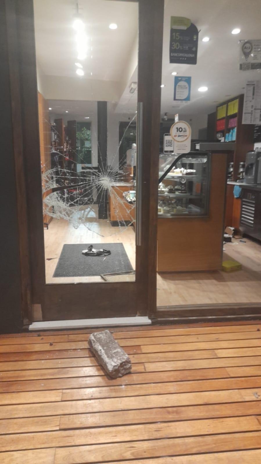Reventaron el vidrio de la puerta de entrada de una cafetería en City Bell