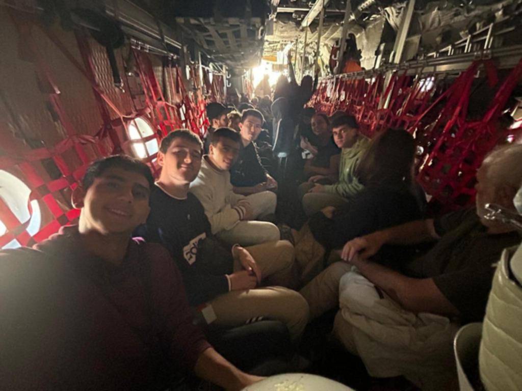 El regreso de los platenses al país tras escapar del horror