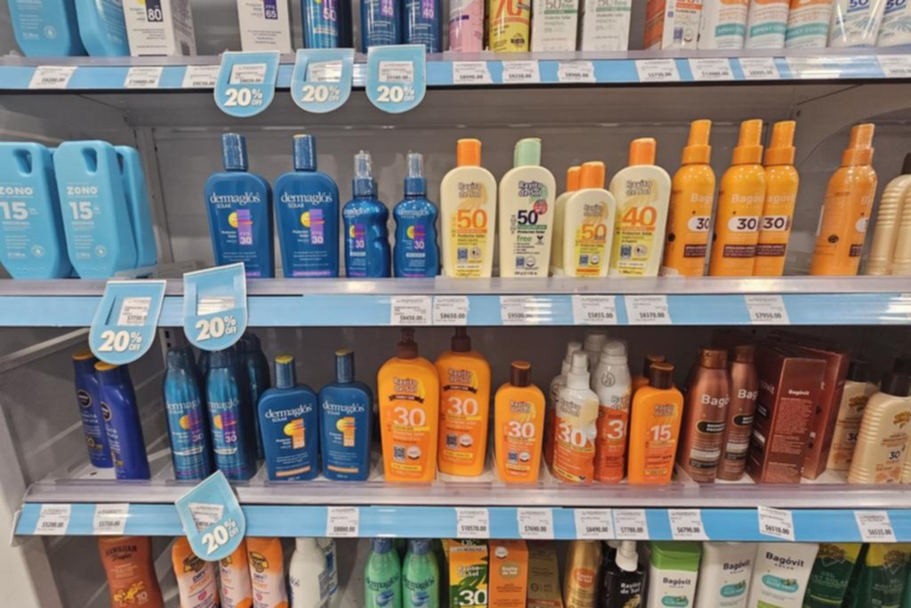 El sol pega fuerte y el precio de los protectores para la piel, también