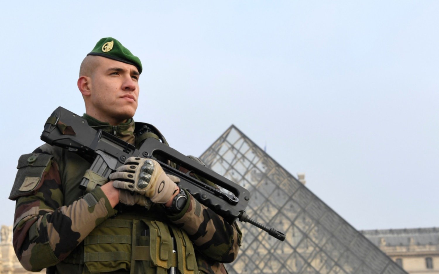 Francia en alerta: evacuaron el Museo del Louvre tras una amenaza de bomba