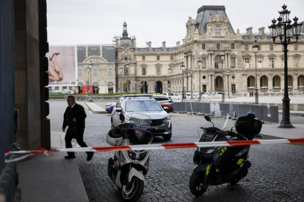 Por temor a un ataque terrorista evacuaron el Louvre y Versalles