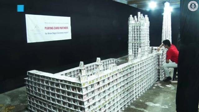 “Construyó” cuatro edificios con naipes y es récord