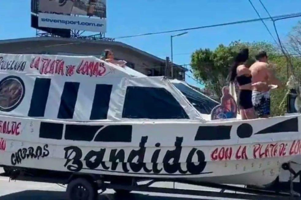Protesta de vecinos en Lomas de Zamora con una carroza en forma de yate