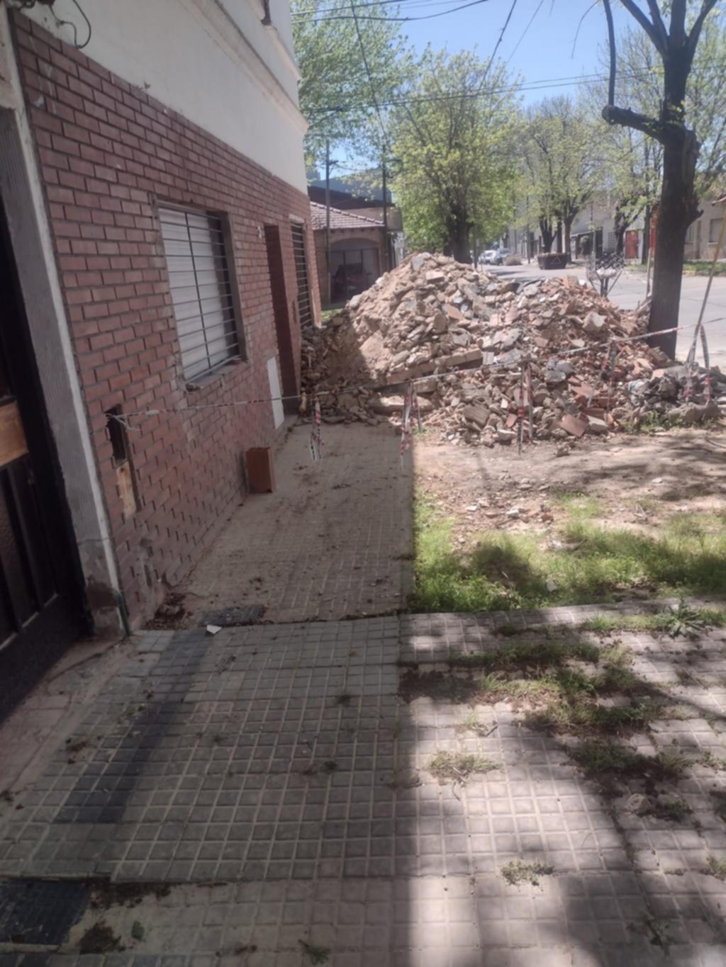 Queja por escombros que impiden en paso en 27 y 38