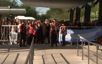 Ya están en casa: así fue el vuelo que trajo a 246 argentinos, 6 de ellos platenses, evacuados de Israel