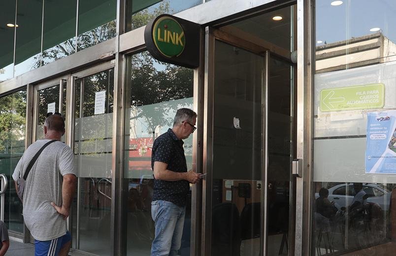 Misión casi imposible: conseguir efectivo en los cajeros automáticos