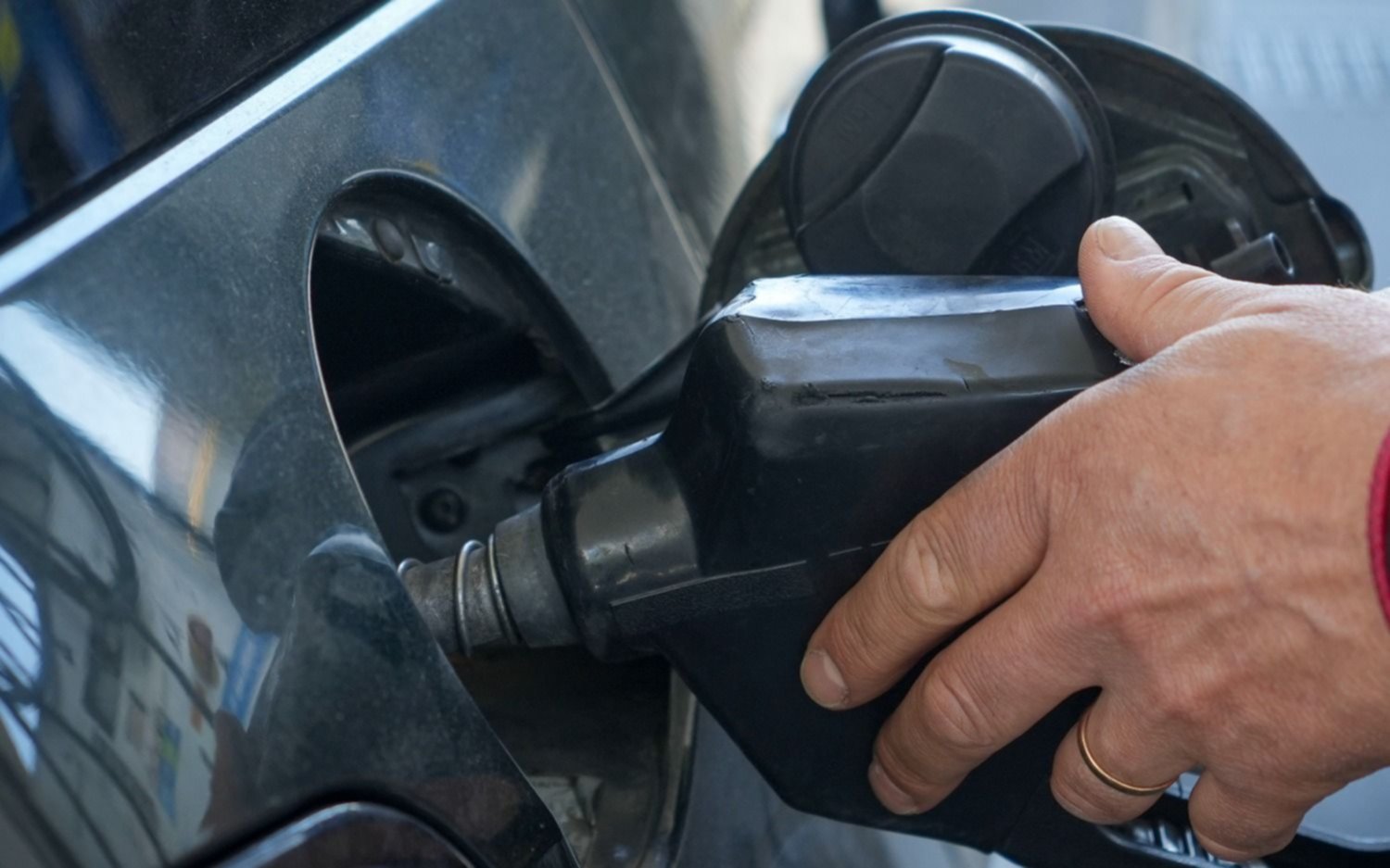 Otro aumento de combustibles en La Plata y sigue la odisea para conseguir nafta súper