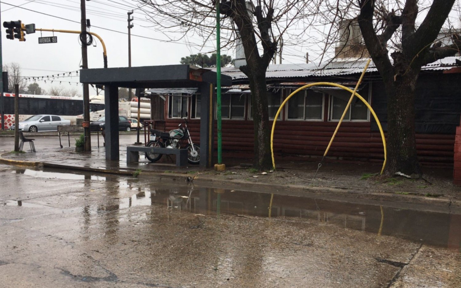 En Romero aseguran que una calle "se convirtió en un río" por una pérdida de ABSA