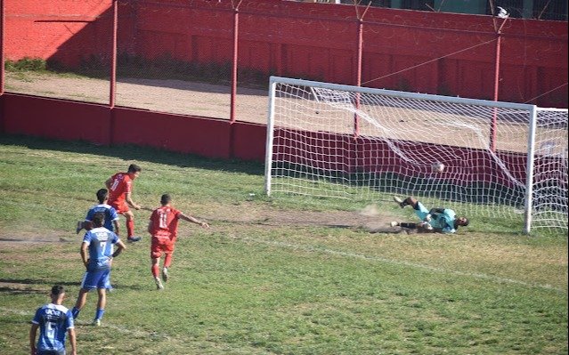 Cambaceres le ganó 2 a 0 al líder Argentino de Rosario en Ensenada