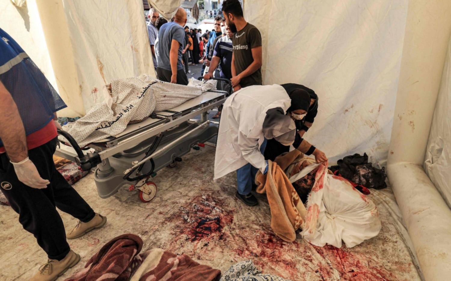 Acusaciones cruzadas por el bombardeo al hospital de Gaza que dejó 500 muertos: desesperado intento por salvar vidas