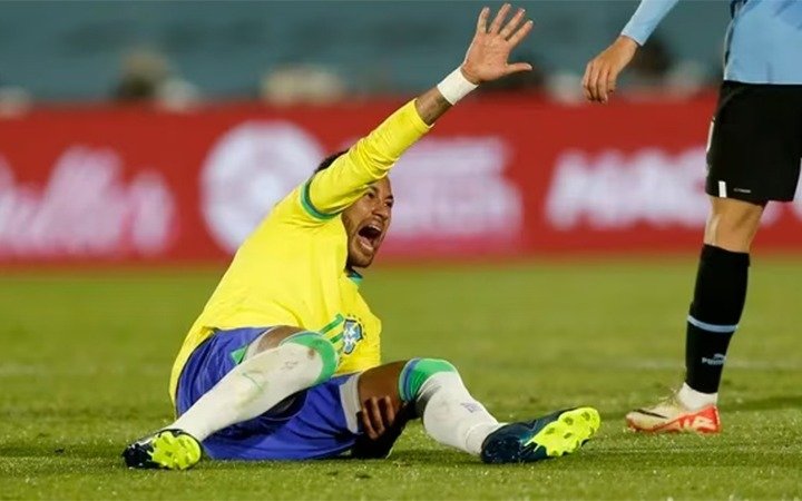 La grave y dolorosa lesión de Neymar: deberá ser operado