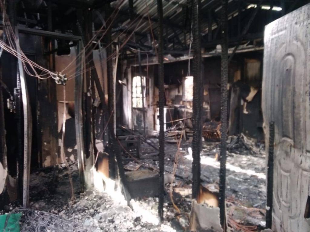 El fuego arrasó con una casa en La Cumbre y dejó a un joven en grave estado