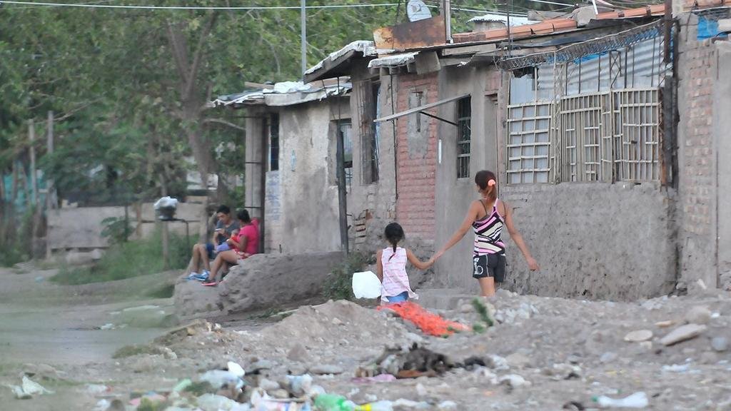 Con menos de $320.000 una familia tipo es pobre