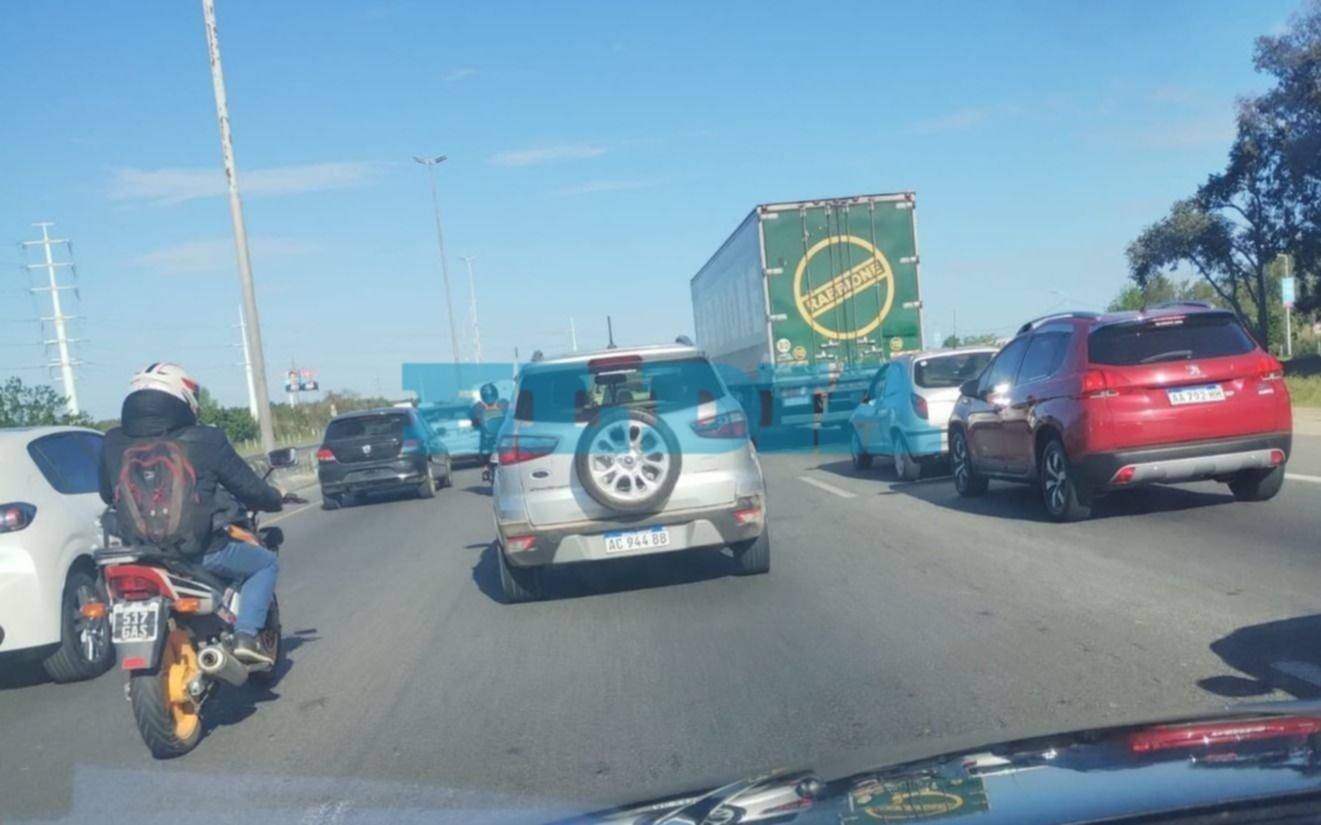 Hubo fuertes demoras en la Autopista La Plata - Buenos Aires: qué pasó 