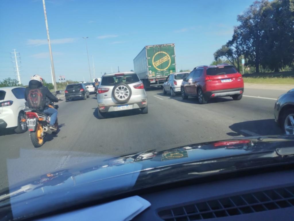 Quejas por congestión y demoras en la Autopista