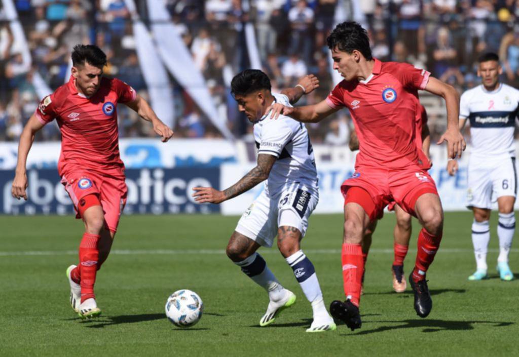 Primero sufre y después festeja: otra remontada y tercera victoria seguida