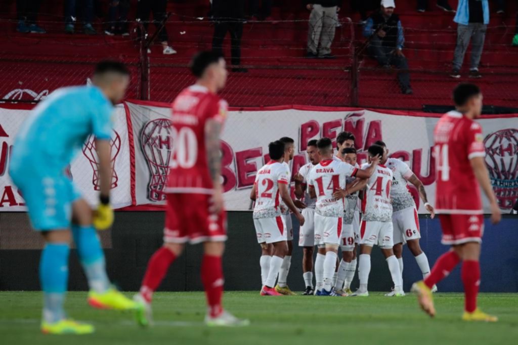 Huracán tuvo su noche negra y quedó solo en descenso