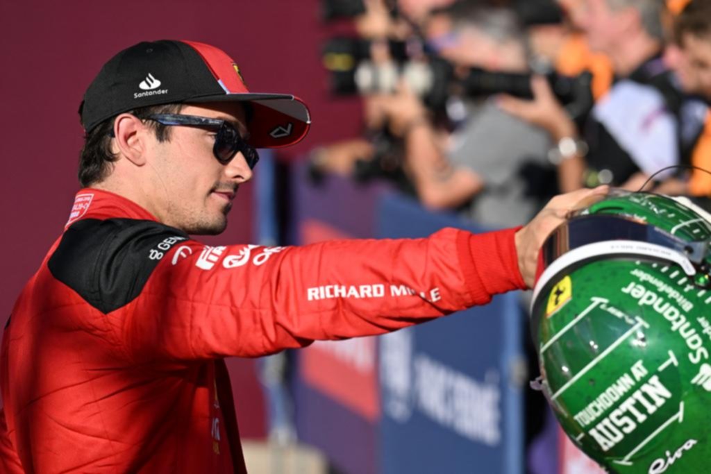 Leclerc, por la sanción a Verstappen, larga primero