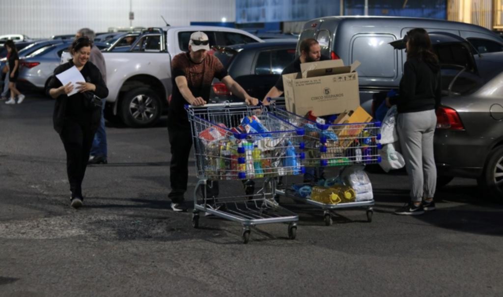 Horas de changos llenos en los híper, entre los que se stockean y lo que falta