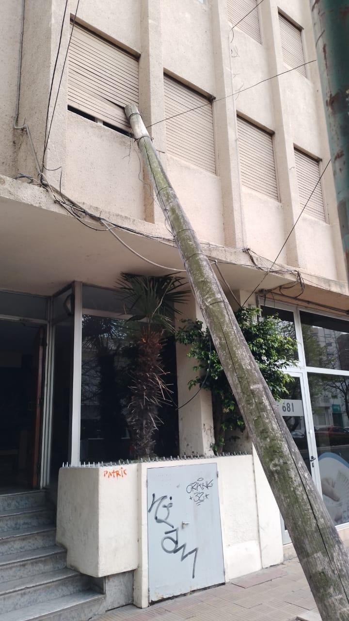 Un poste se vino abajo en la cuadra de 44 entre 8 y 9