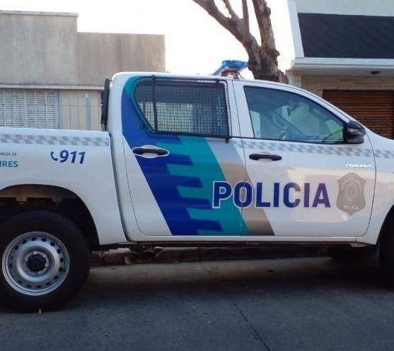 Revientan un portón para apoderarse de una moto