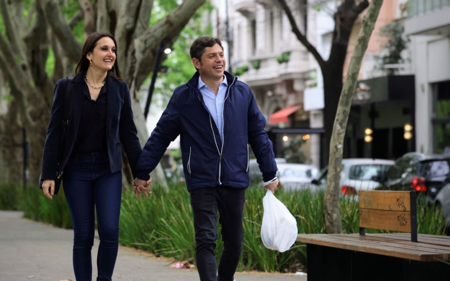 Kicillof fue a votar acompañado de su esposa y con facturas en la mano: "Hoy habla el pueblo"