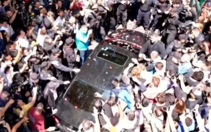 Elecciones 2023.- Javier Milei votó rodeado de una multitud: le tiraron flores y hasta le cantaron el feliz cumpleaños