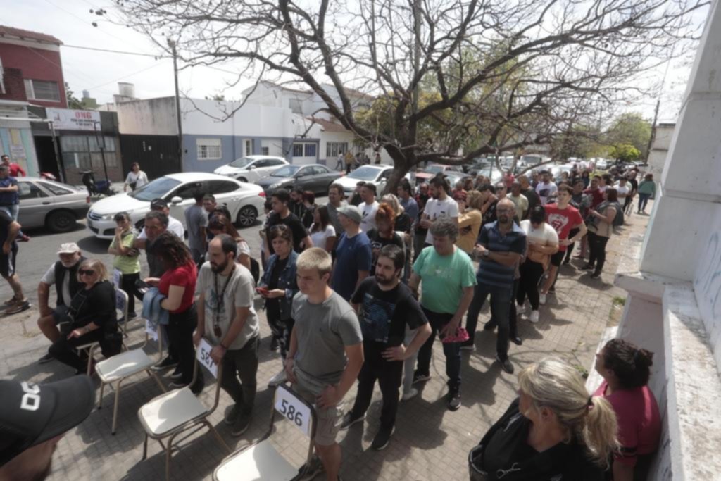 Veredas llenas, escuelas vacías: ahora las filas se hacen afuera