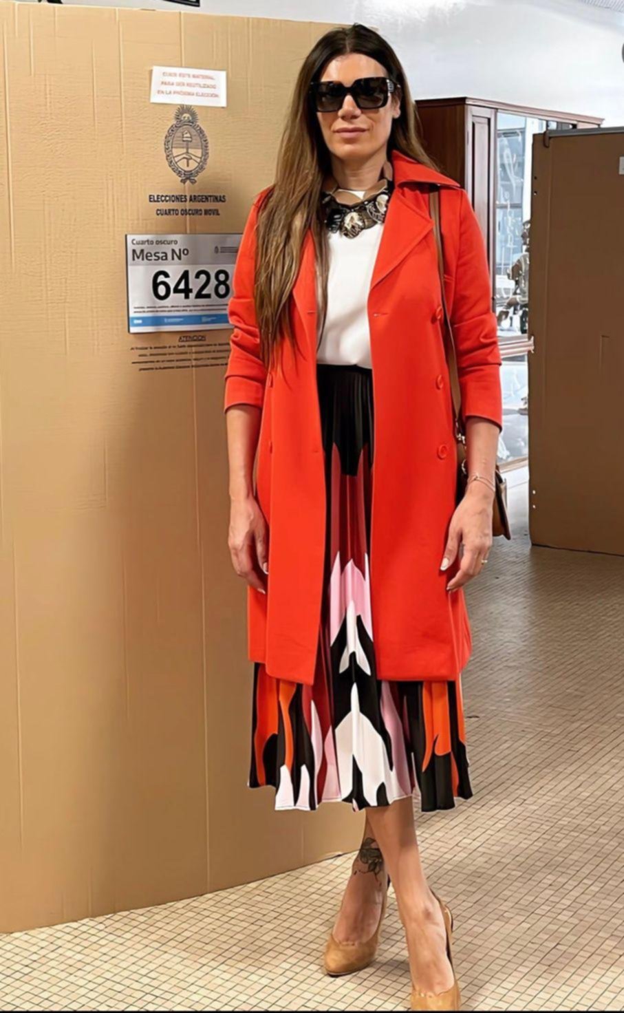 Qué elegancia la de Flor de la V para ir a votar