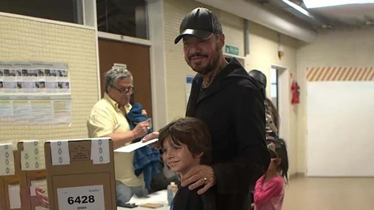 Tinelli fue a votar con su hijo Lorenzo