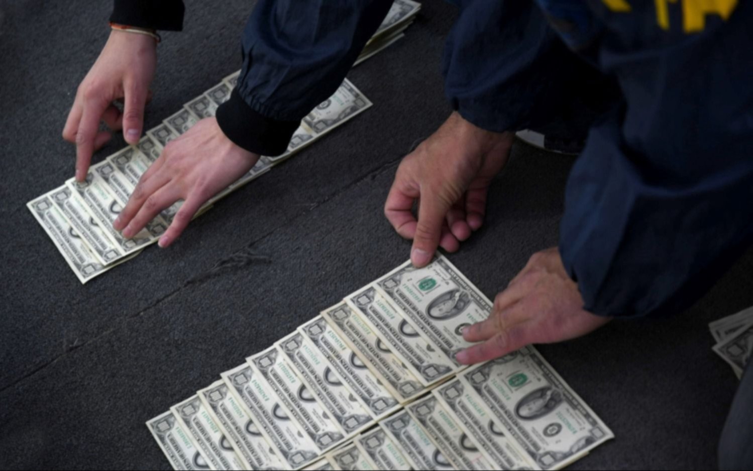 Tras elecciones, hay nuevos allanamientos en cuevas para controlar el dólar blue
