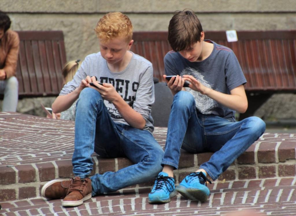 Exceso de celular: advierten que “achica” el cerebro