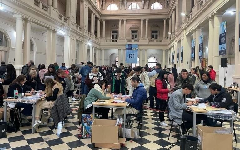 Elecciones 2023.- Escrutinio de La Plata: ahora Julio Garro y Julio Alak se cruzan por el voto extranjero