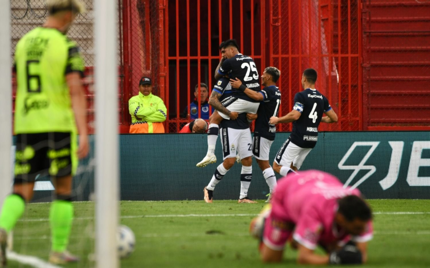 Gimnasia venció 2 a 1 a Barracas y se recordará que fue víctima de otra página negra del arbitraje argentino