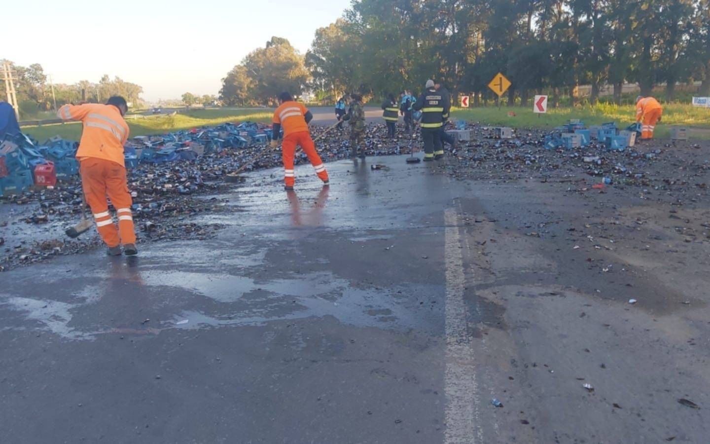 Un río de cerveza: así quedó la ruta 2 a la altura de La Plata por el tremendo vuelco de un camión