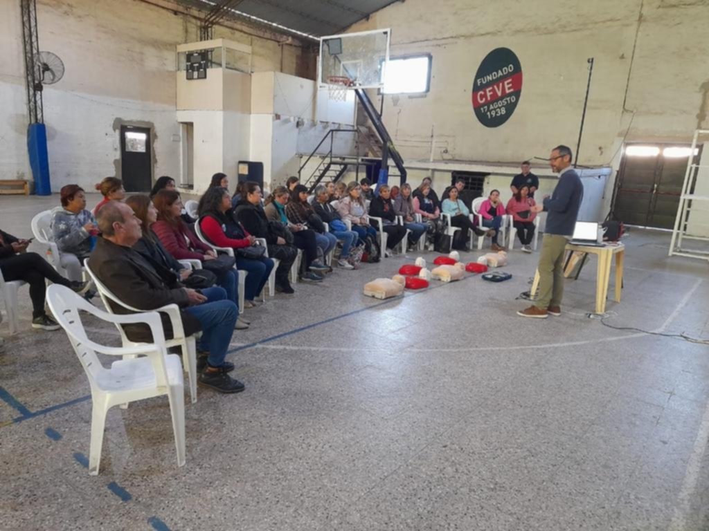 Comenzaron los cursos de RCP en Villa Elvira