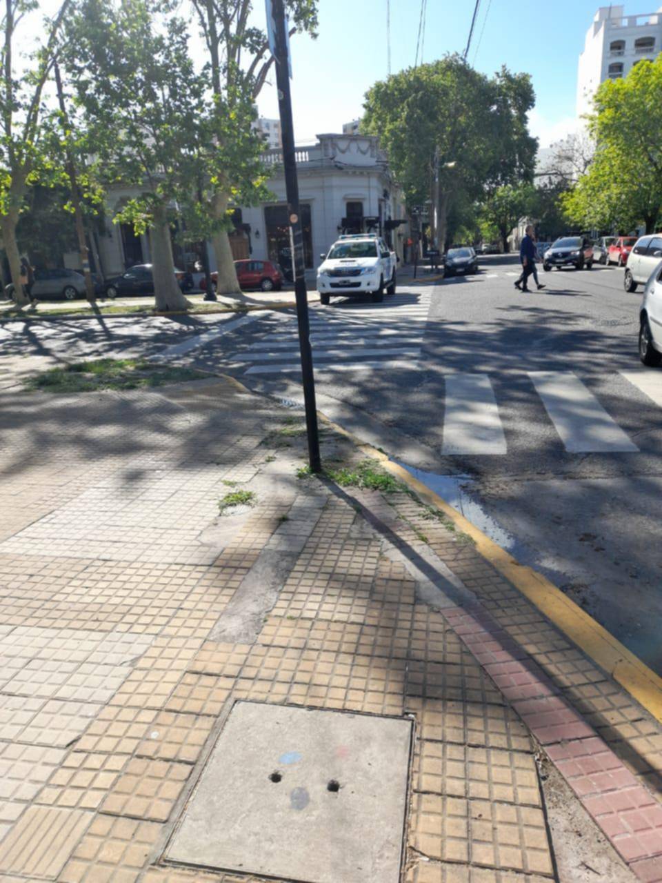 Reclamo por una patrulla estacionada sobre la senda