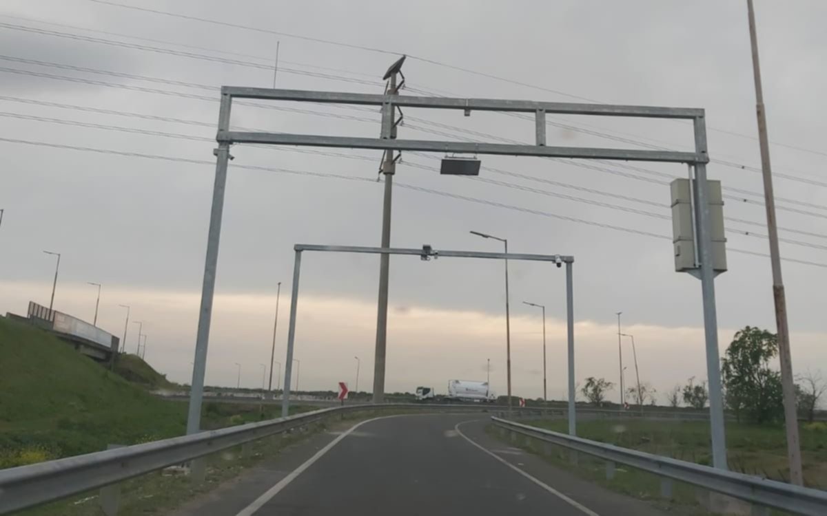 ¿Monitoreo de seguridad o telepeaje? Sorpresa vecinal por una estructura en el acceso de la Autopista en Villa Elisa