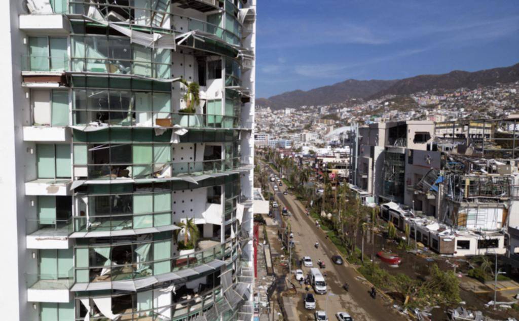El huracán Otis deja 27 muertos y graves daños en el balneario de Acapulco