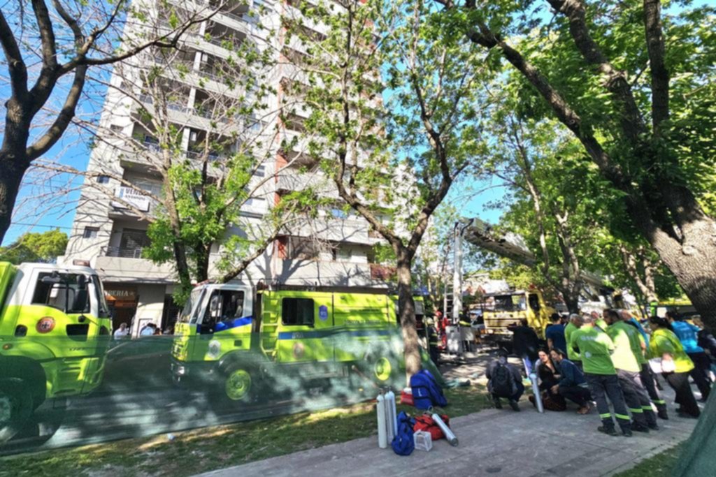 Incendio, drama y gran operativo en un edificio de Parque Saavedra