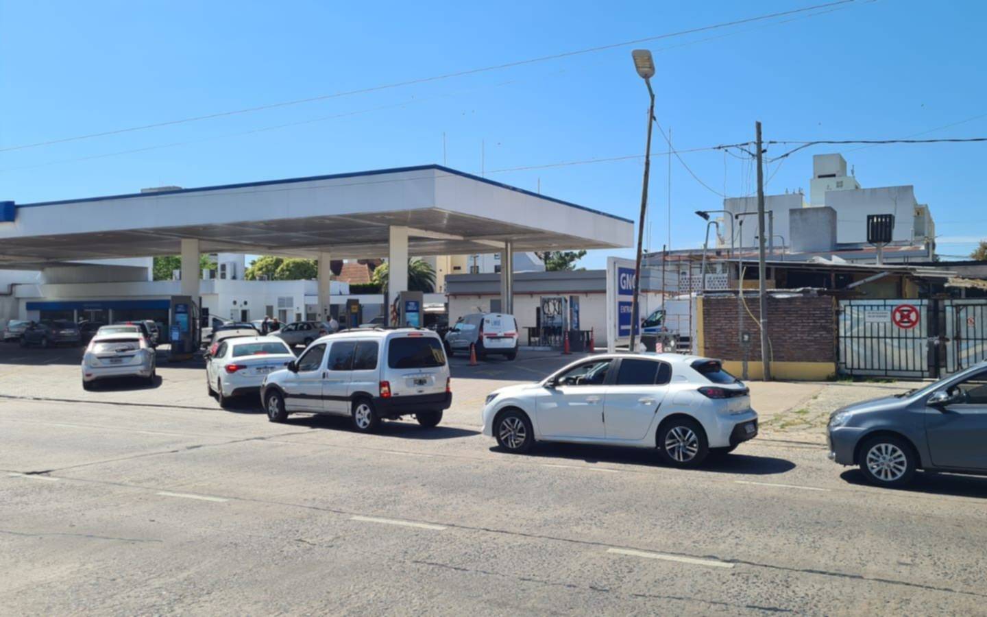 Ni gasoil, ni súper ni premium: más quejas en La Plata  por faltante de combustibles y Axion se suma a los aumentos