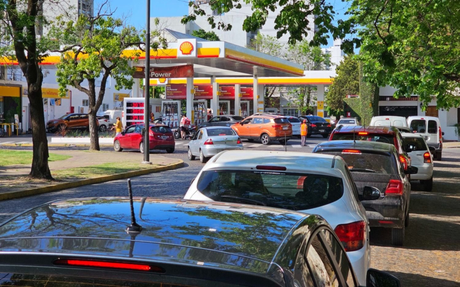 Largas Filas Por La Escasez De Combustible: En La Plata Se Siente El ...